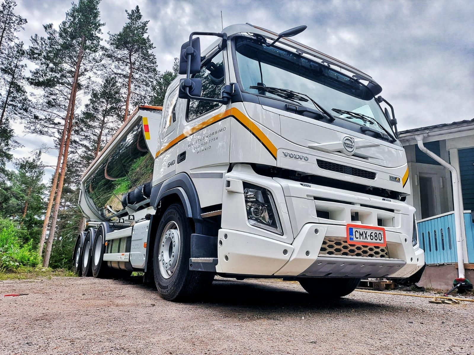 Kaksi konetta töissä yhtä aikaa