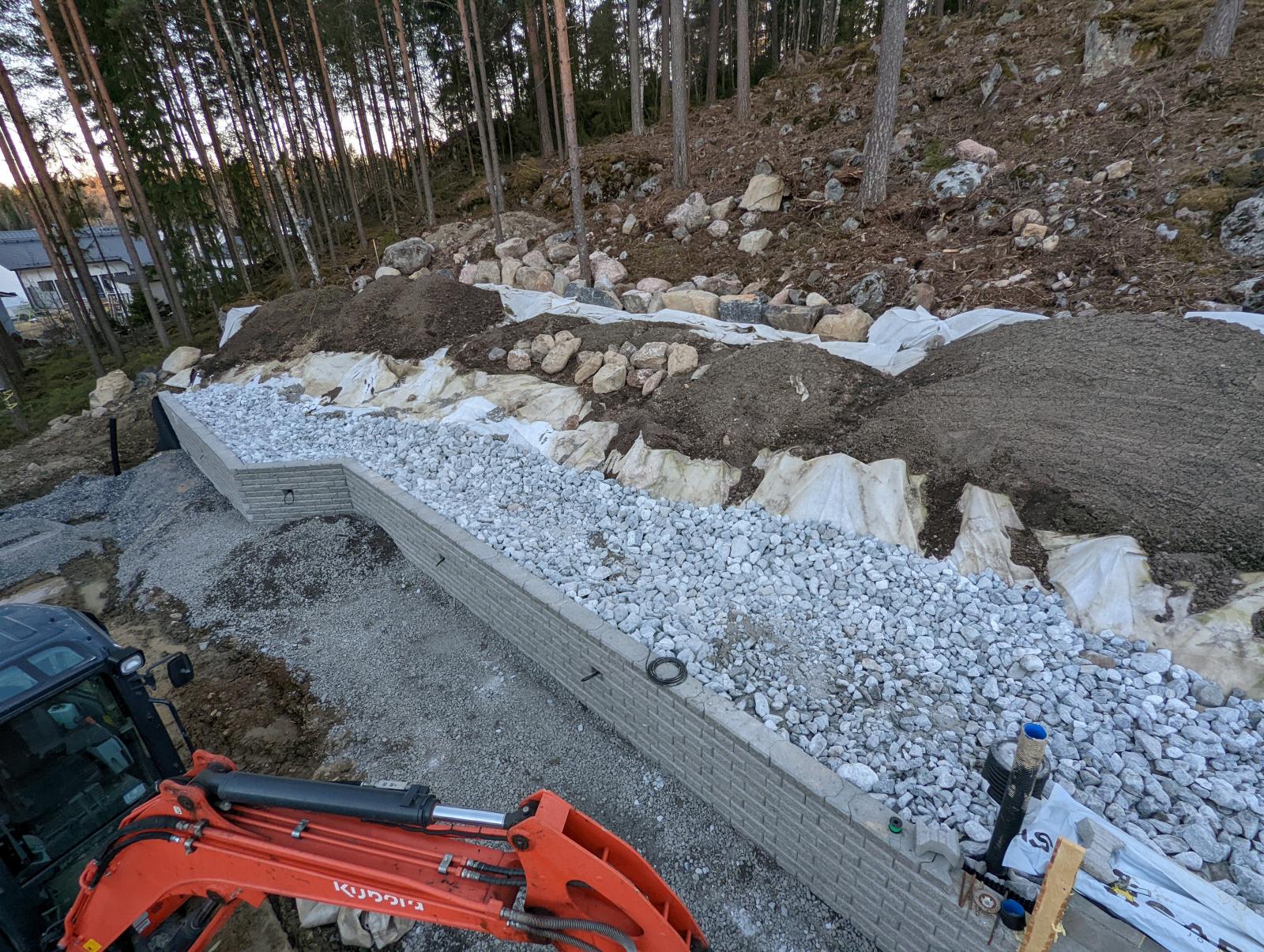 Kivitäyttö rinteeseen